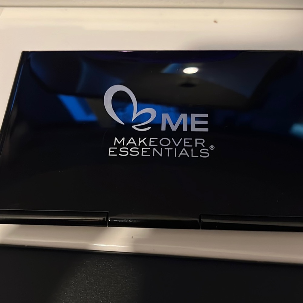 Makeover Essentials Face Color Kit - Picture 2 of 2